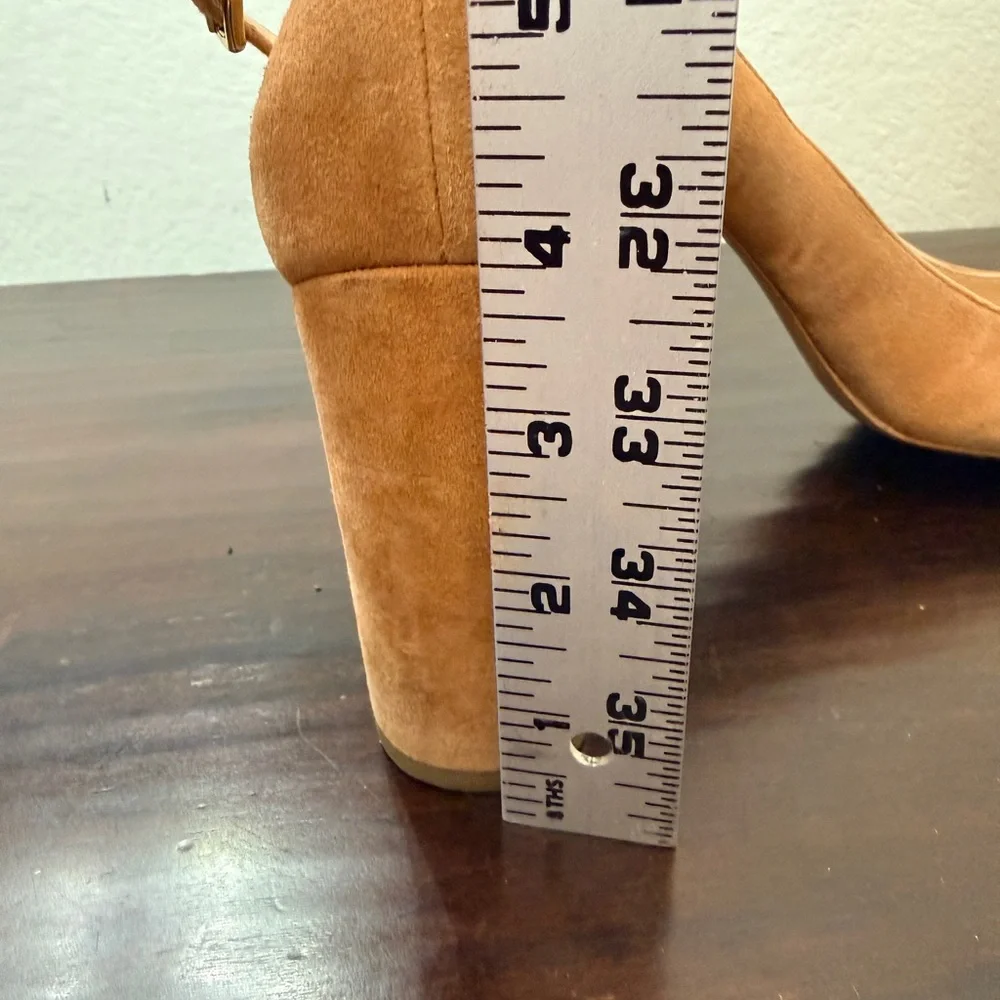 Gianni Bini LuLAA Spanish  Sand tan suede rounded-toe block  heel pumps GUC 9.5